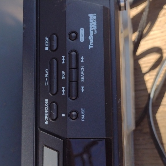 Emerson DVD /MP3 CD Trusurround Player with AV Cables - Picture 2 of 4
